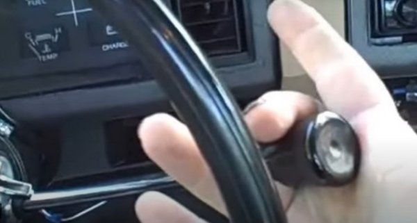 Някои от автомобилите се правеха с лост за скоростите на кормилната колона, но това не беше масова практика. И постепенно лостът за скоростите беше &bdquo;свален&ldquo; долу.